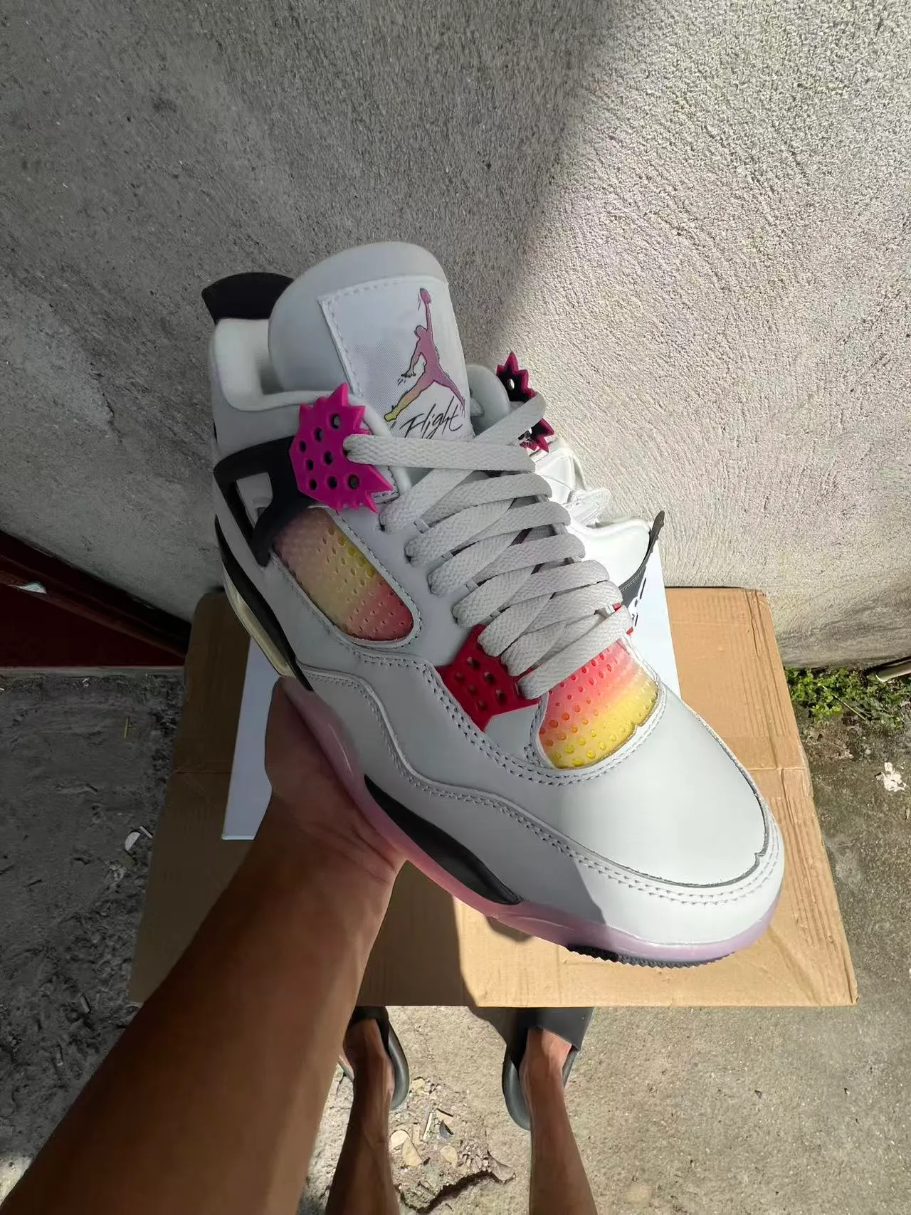 Chaussures de basketball Air Jordan 4 en mesh à dégradé blanc, noir et rose 2