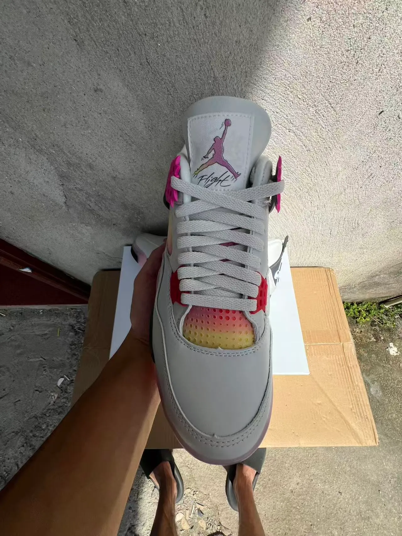 Chaussures de basketball Air Jordan 4 en mesh à dégradé blanc, noir et rose 3