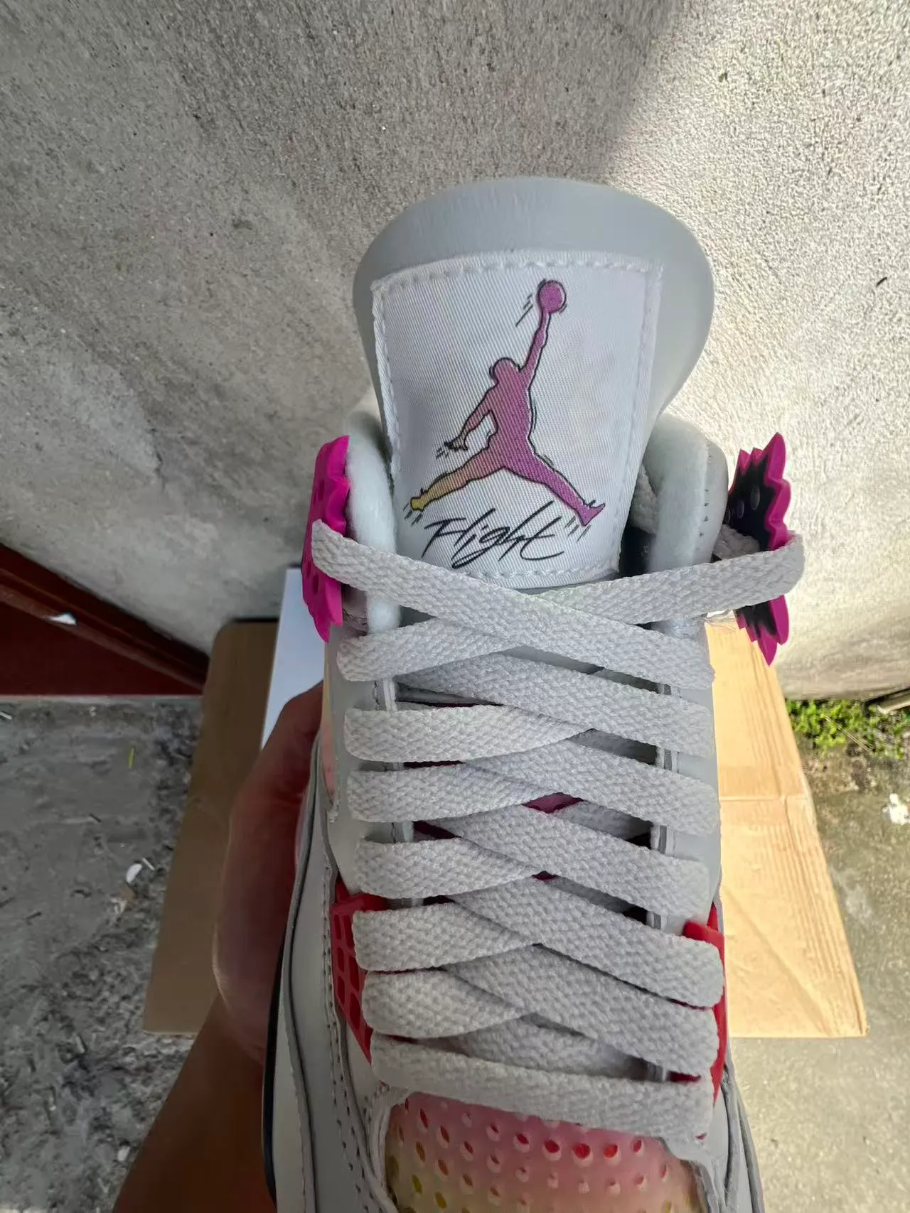 Chaussures de basketball Air Jordan 4 en mesh à dégradé blanc, noir et rose 4