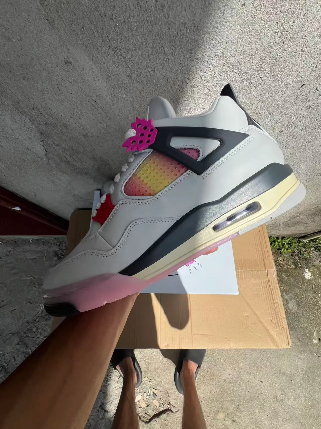 Chaussures de basketball Air Jordan 4 en mesh à dégradé blanc, noir et rose 5
