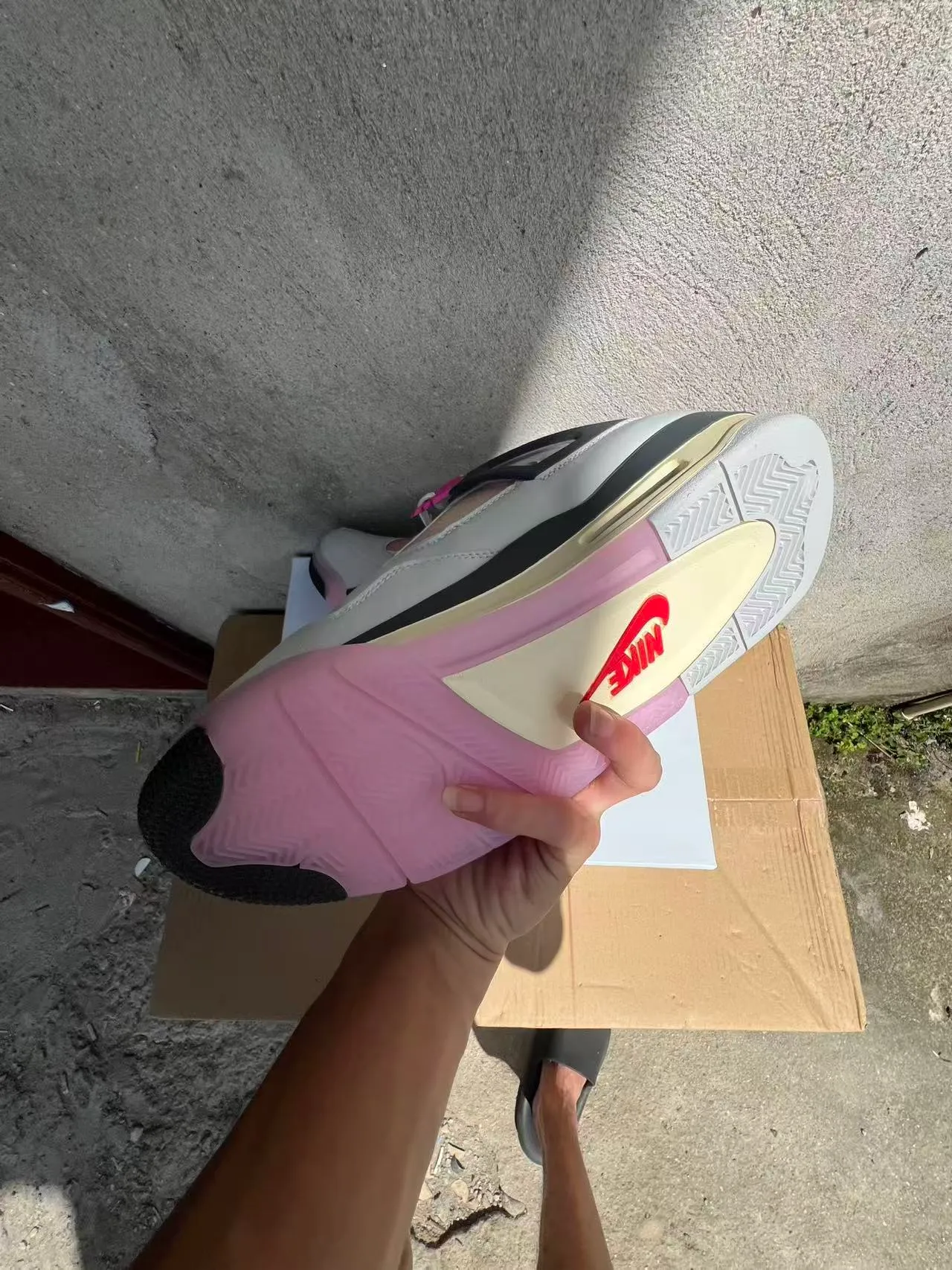 Chaussures de basketball Air Jordan 4 en mesh à dégradé blanc, noir et rose 6