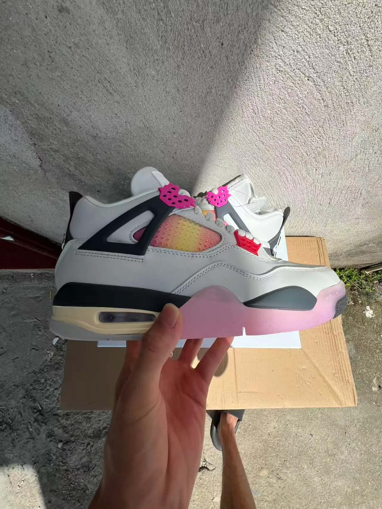 Chaussures de basketball Air Jordan 4 en mesh à dégradé blanc, noir et rose 7