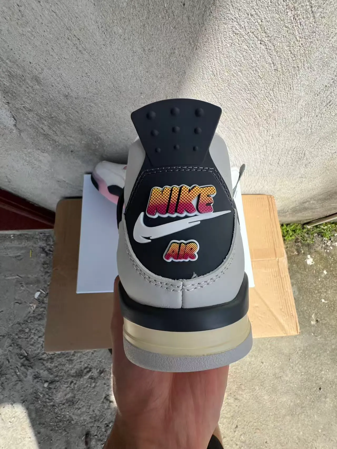 Chaussures de basketball Air Jordan 4 en mesh à dégradé blanc, noir et rose 8