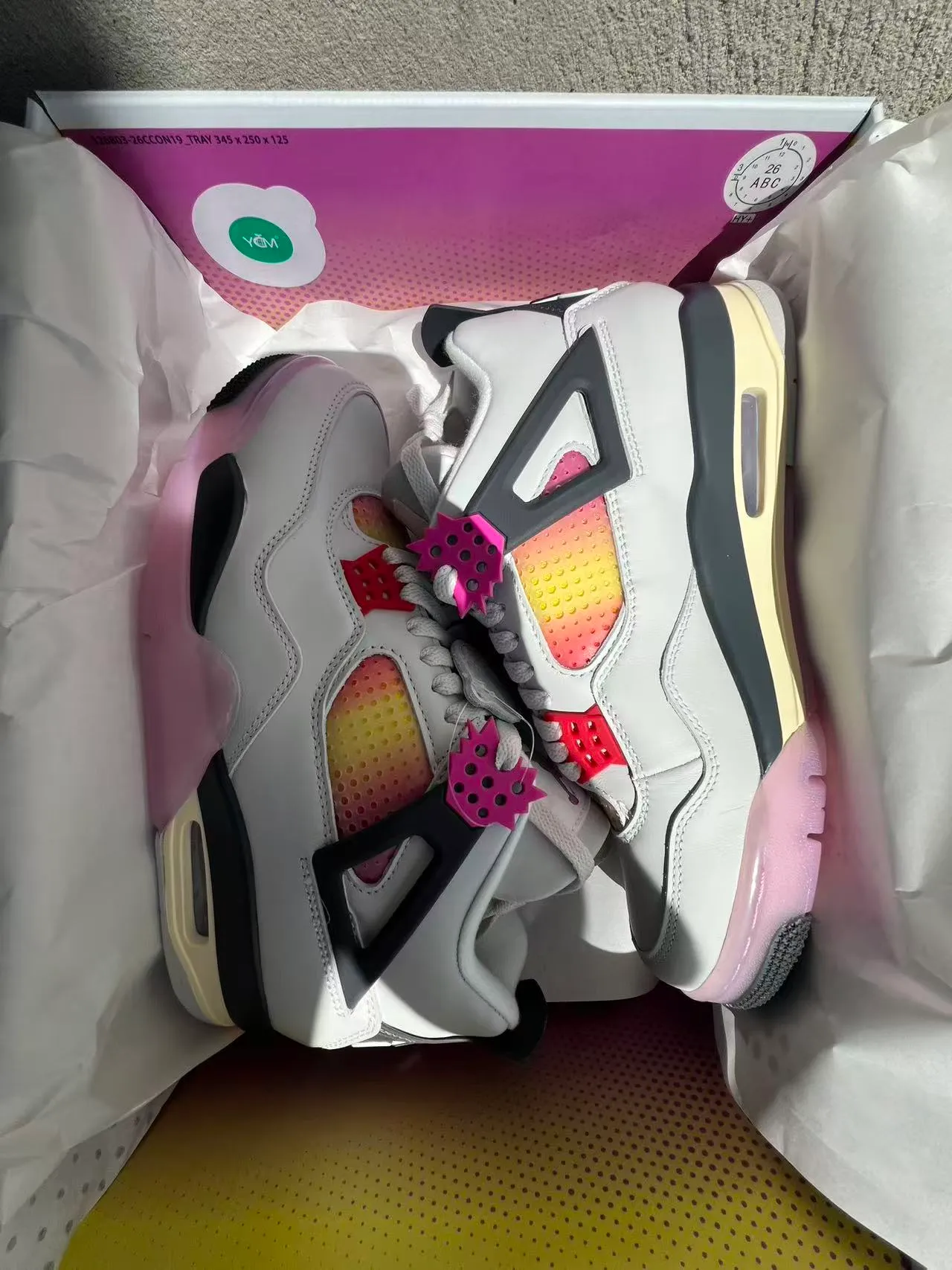 Chaussures de basketball Air Jordan 4 en mesh à dégradé blanc, noir et rose 9
