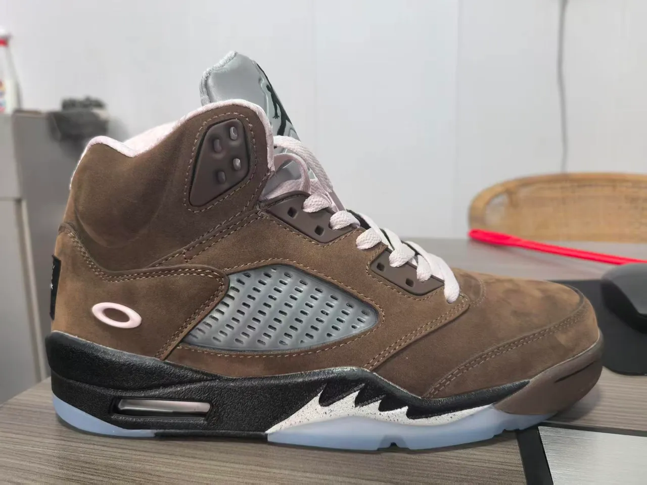 Chaussures de basketball montantes Air Jordan 5 marron et bleu avec empeigne en daim 2