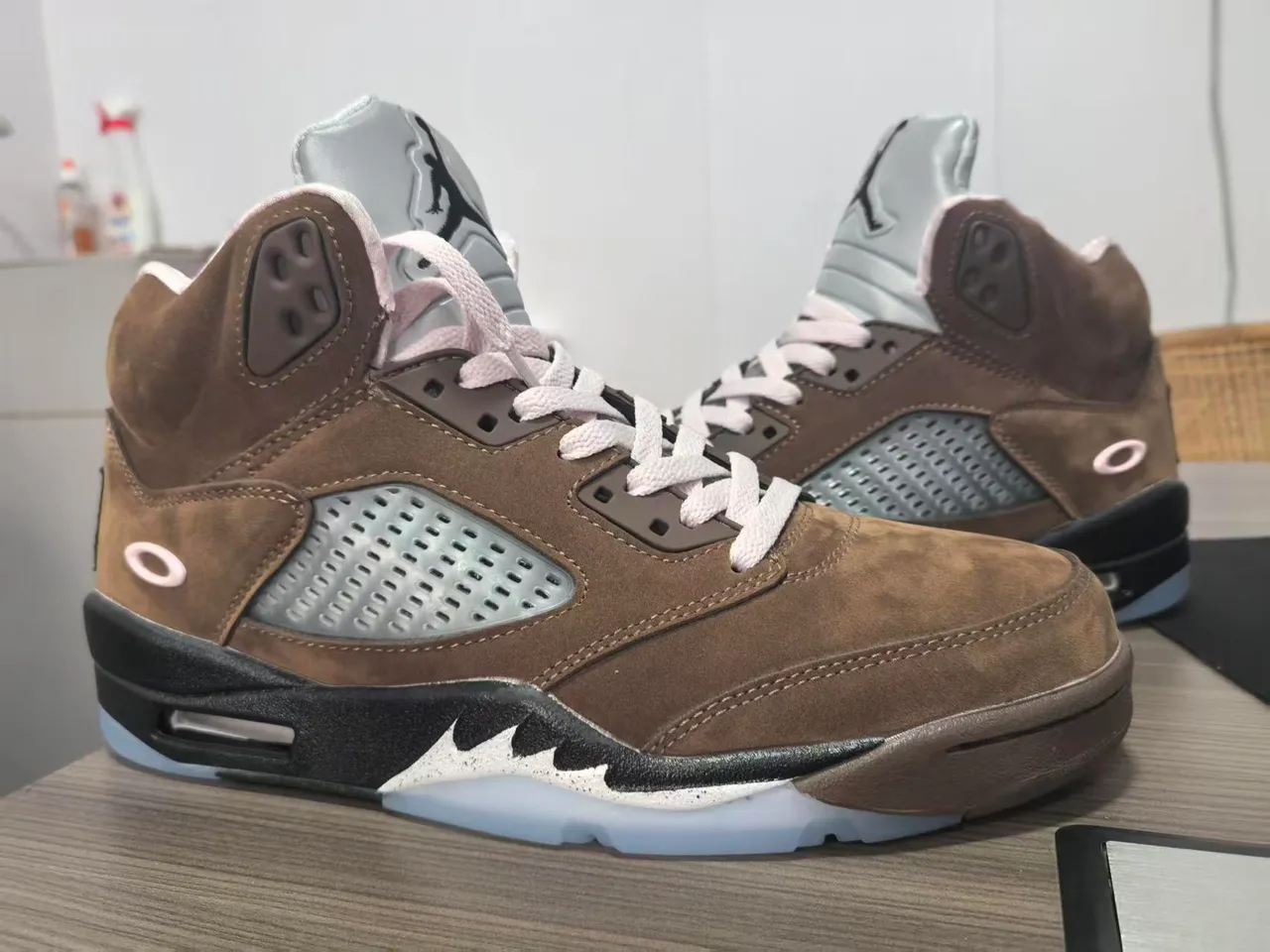Chaussures de basketball montantes Air Jordan 5 marron et bleu avec empeigne en daim 3