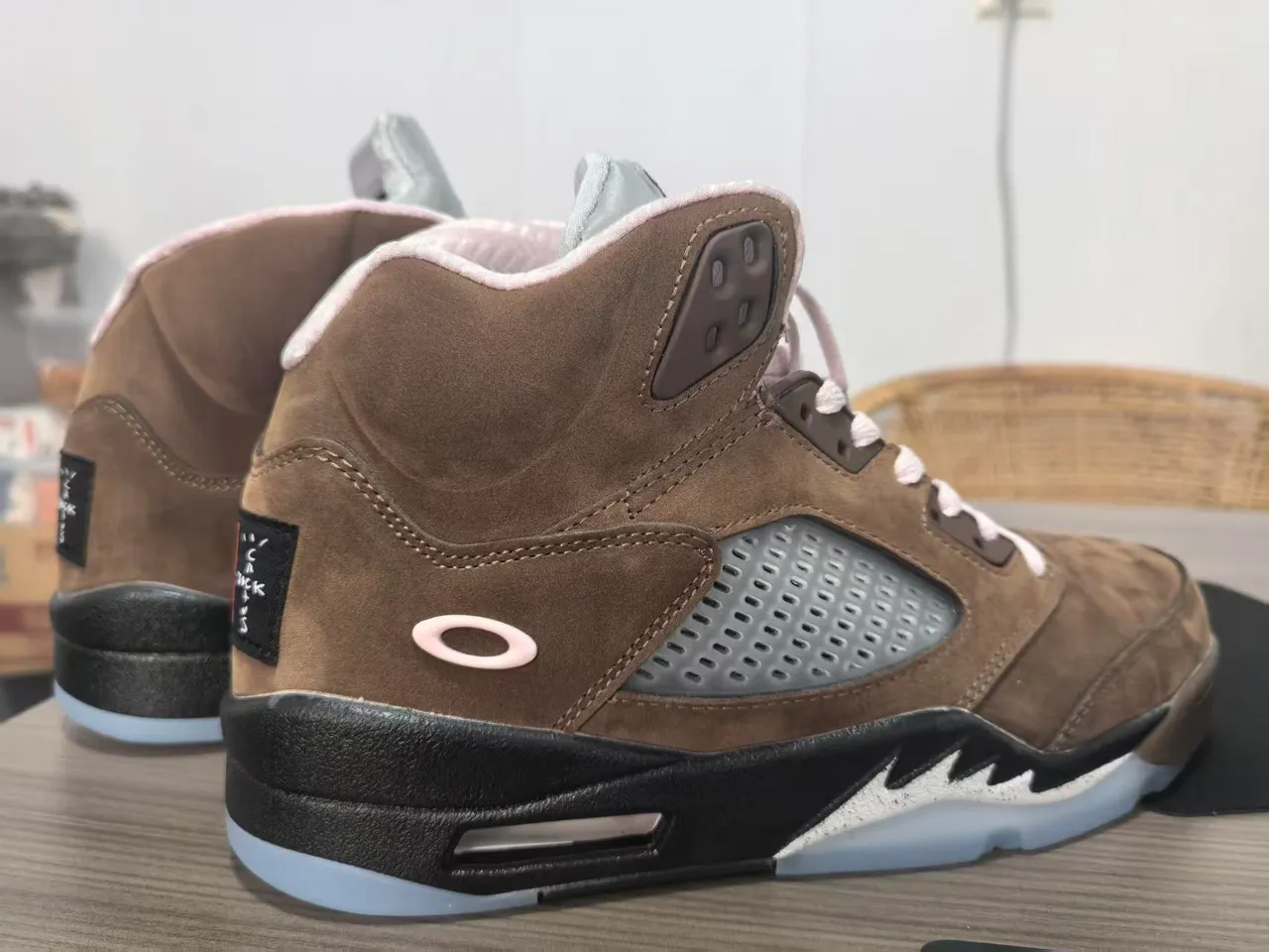 Chaussures de basketball montantes Air Jordan 5 marron et bleu avec empeigne en daim 4