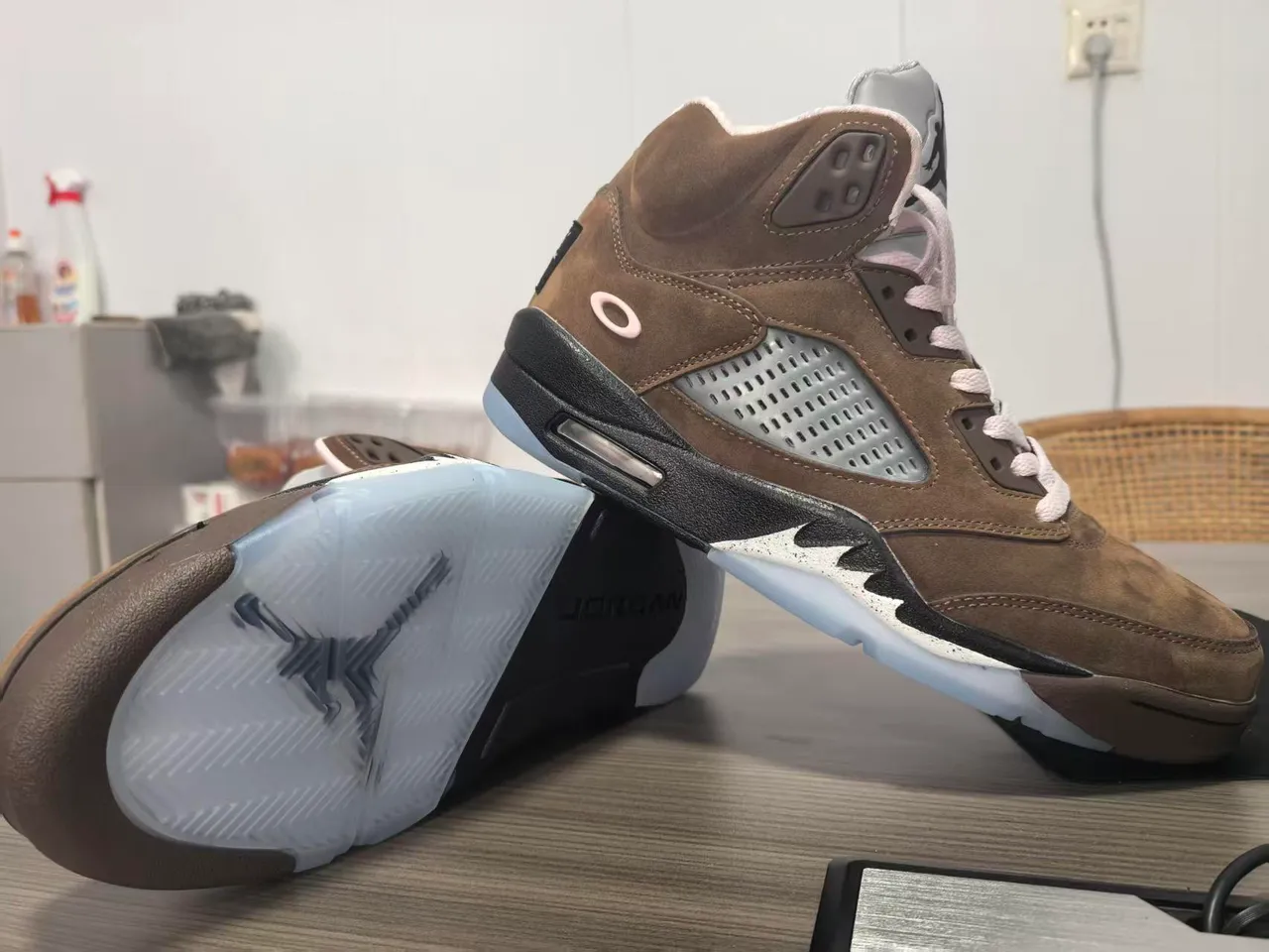 Chaussures de basketball montantes Air Jordan 5 marron et bleu avec empeigne en daim 5