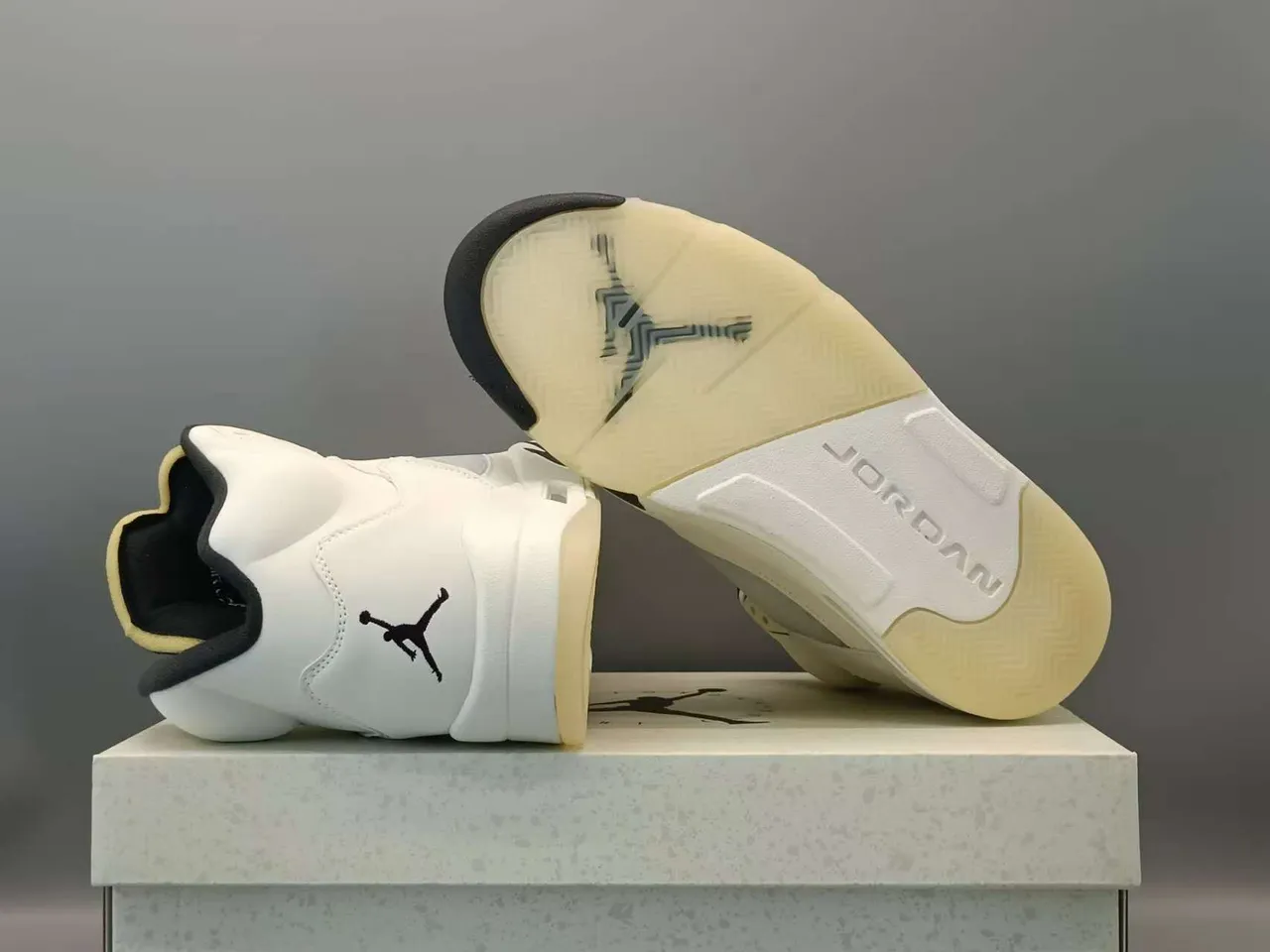 Tênis de basquete Air Jordan 5 branco e preto 2