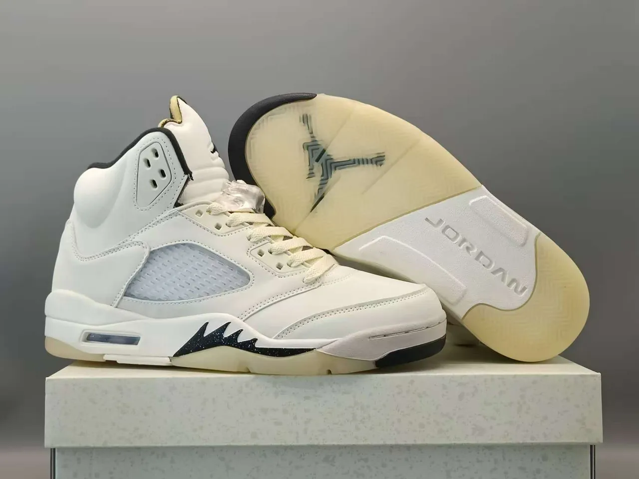 Tênis de basquete Air Jordan 5 branco e preto 4