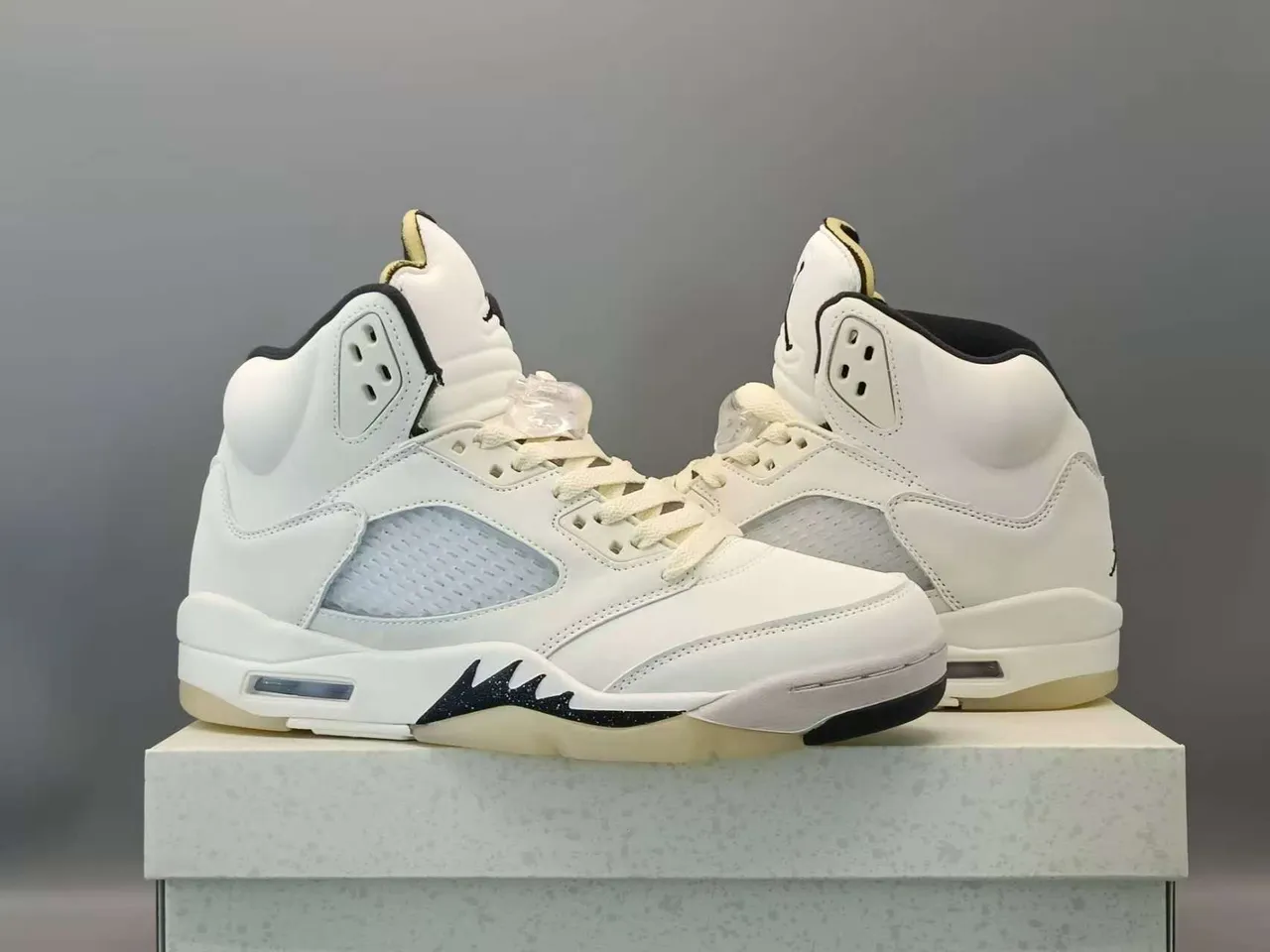 Tênis de basquete Air Jordan 5 branco e preto 5