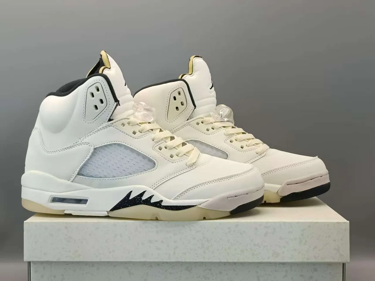 Tênis de basquete Air Jordan 5 branco e preto 6