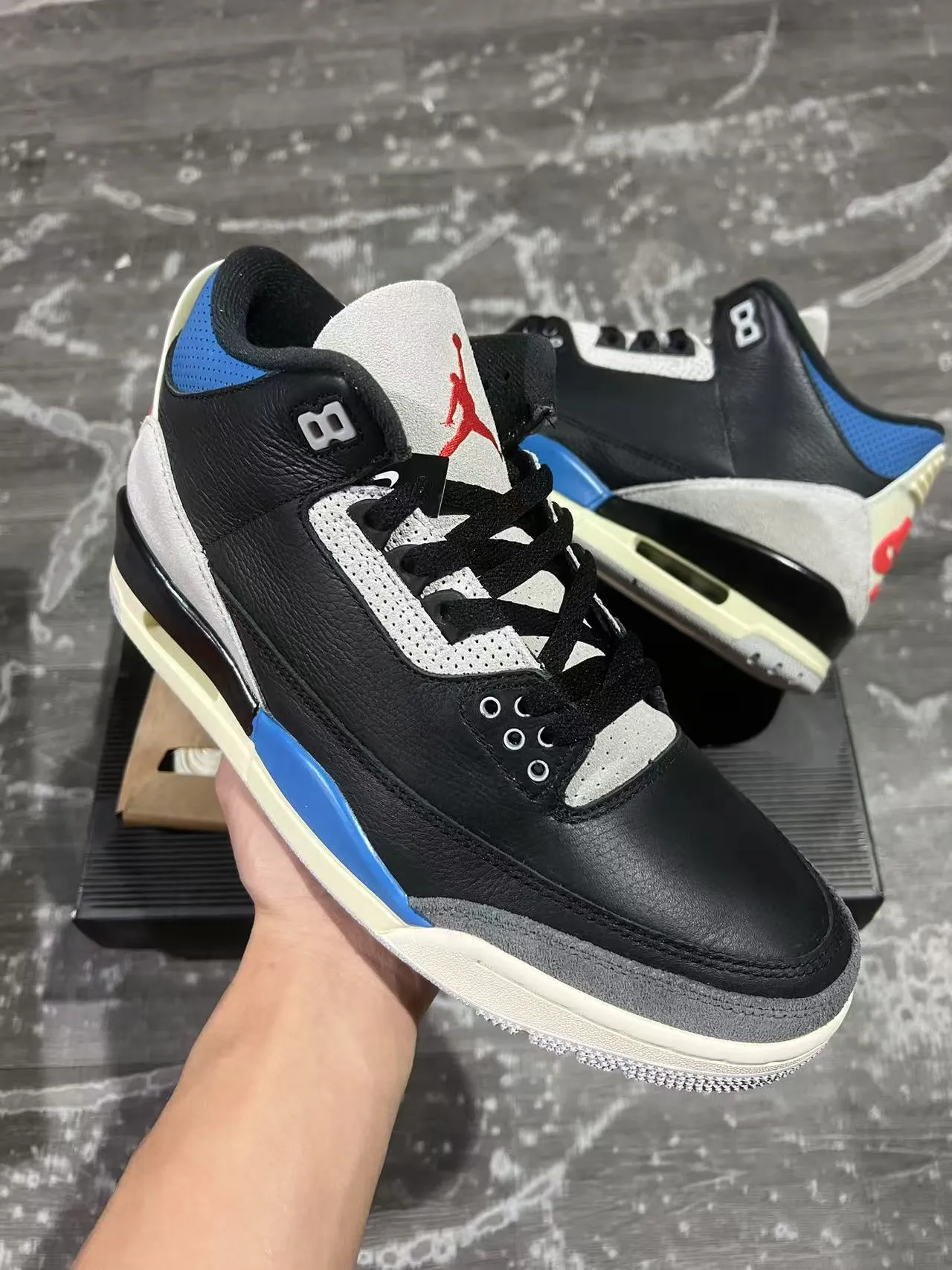 حذاء كرة السلة Air Jordan بتصميم برقبة عالية باللونين الأسود والأزرق وجزء علوي من الجلد والشمواه 2