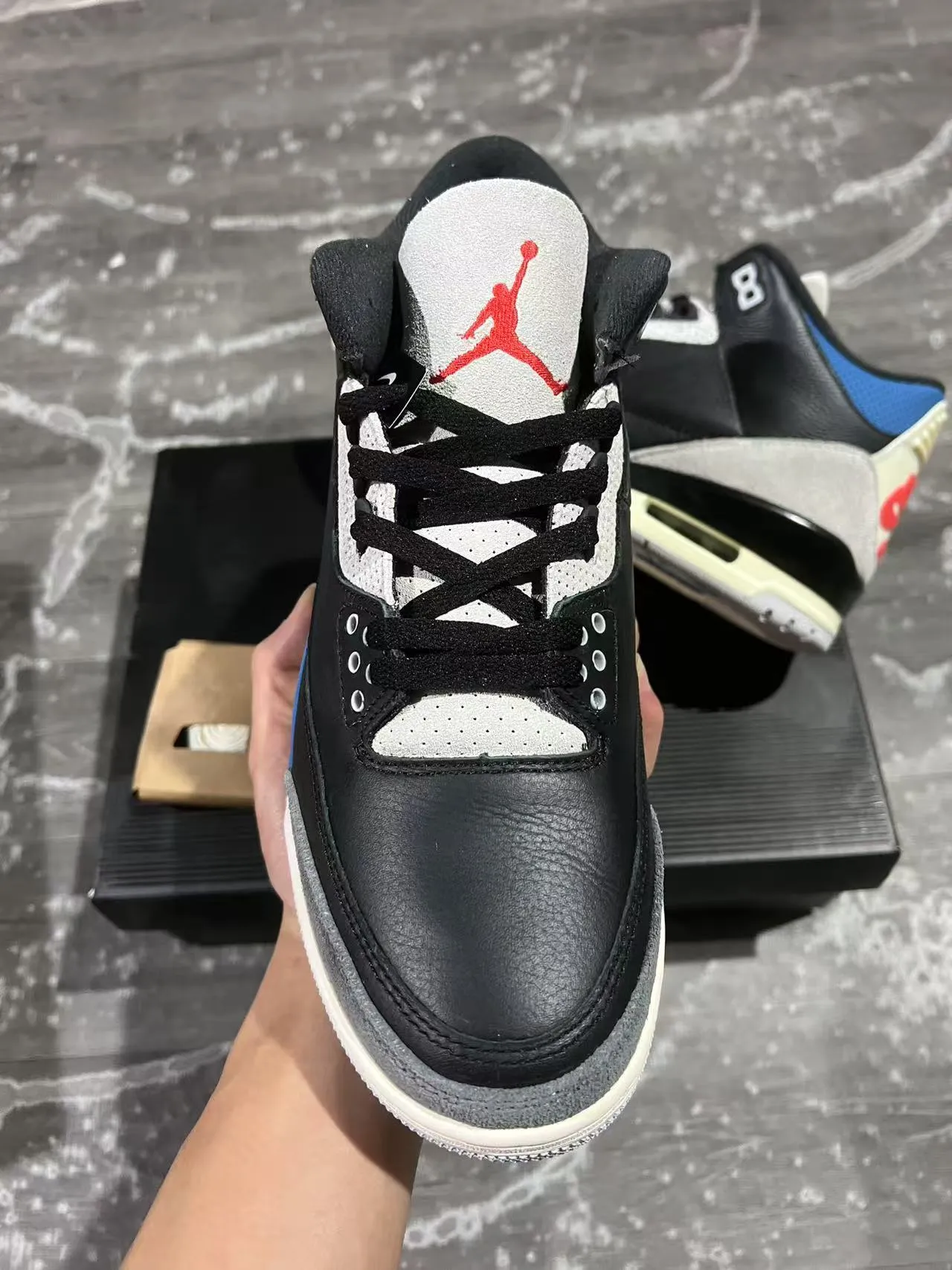 حذاء كرة السلة Air Jordan بتصميم برقبة عالية باللونين الأسود والأزرق وجزء علوي من الجلد والشمواه 3
