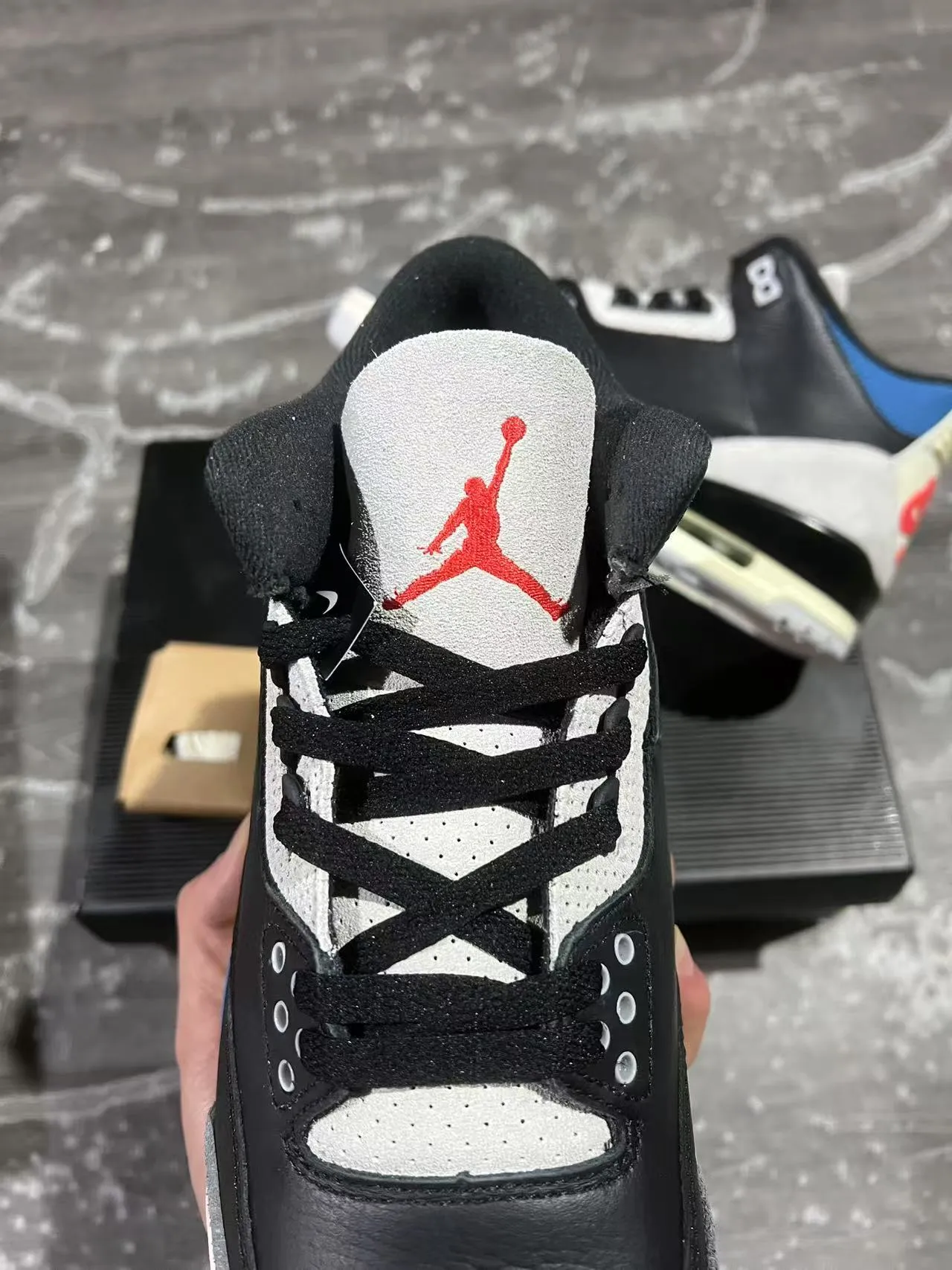 حذاء كرة السلة Air Jordan بتصميم برقبة عالية باللونين الأسود والأزرق وجزء علوي من الجلد والشمواه 4