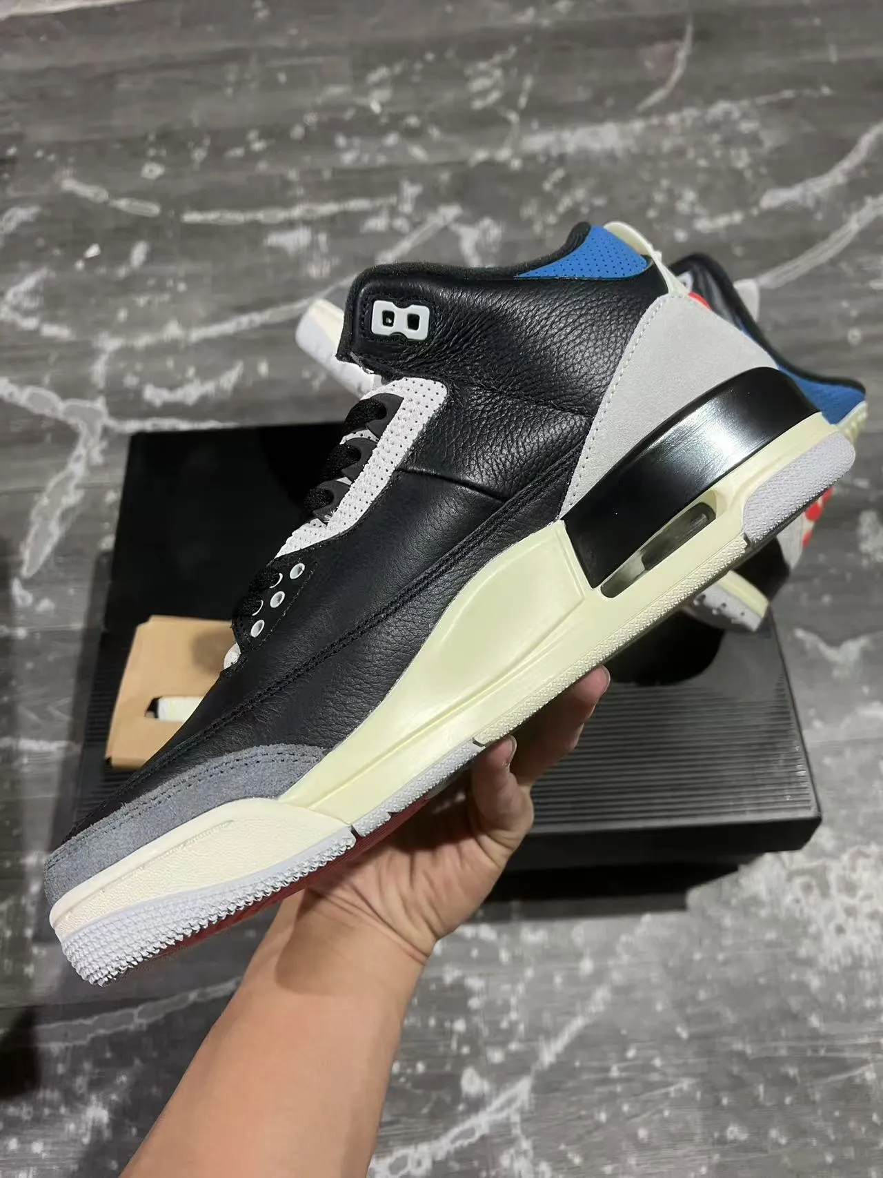 حذاء كرة السلة Air Jordan بتصميم برقبة عالية باللونين الأسود والأزرق وجزء علوي من الجلد والشمواه 5