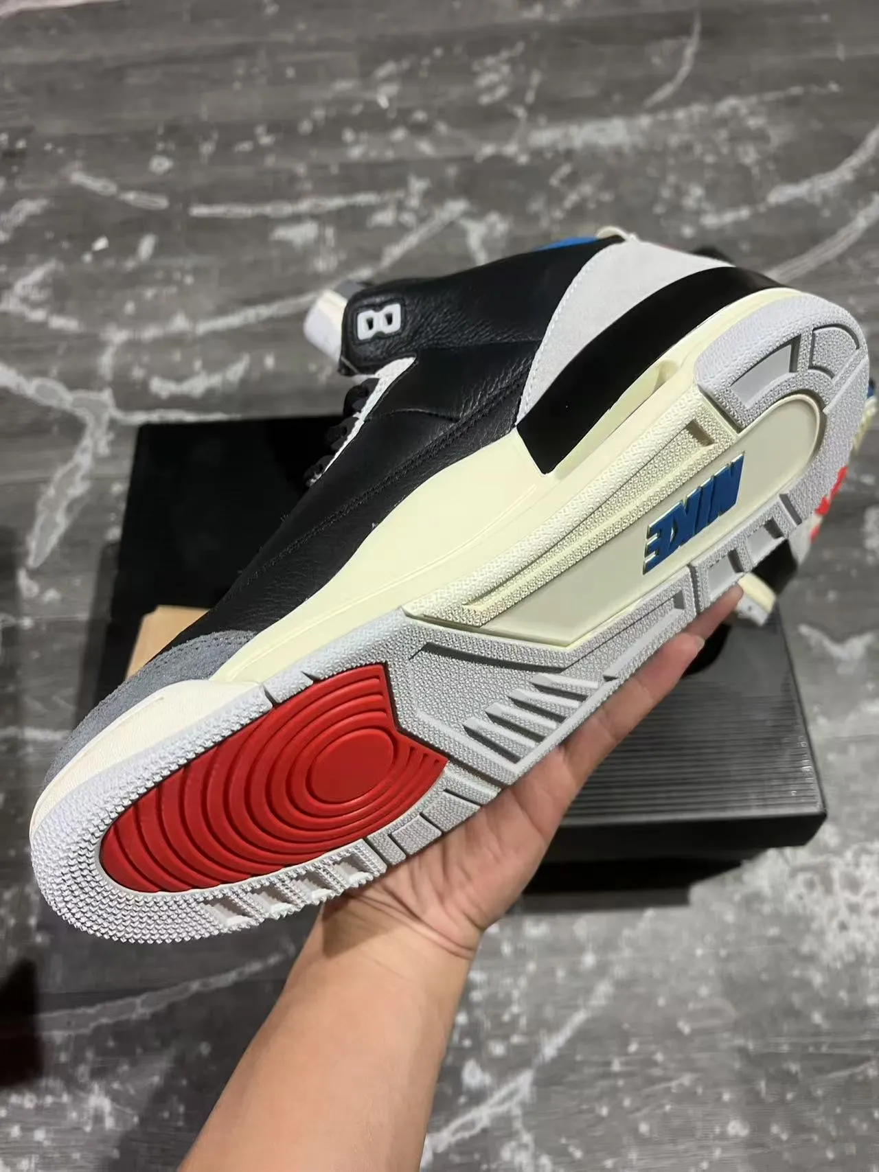 حذاء كرة السلة Air Jordan بتصميم برقبة عالية باللونين الأسود والأزرق وجزء علوي من الجلد والشمواه 6