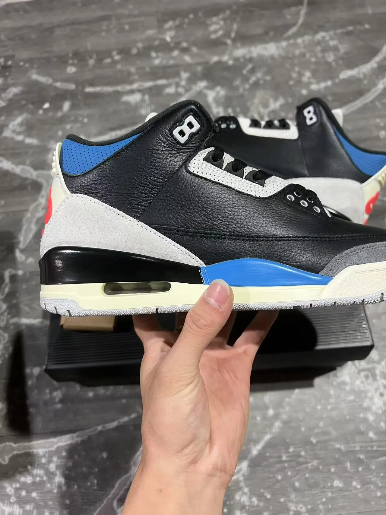 حذاء كرة السلة Air Jordan بتصميم برقبة عالية باللونين الأسود والأزرق وجزء علوي من الجلد والشمواه 7