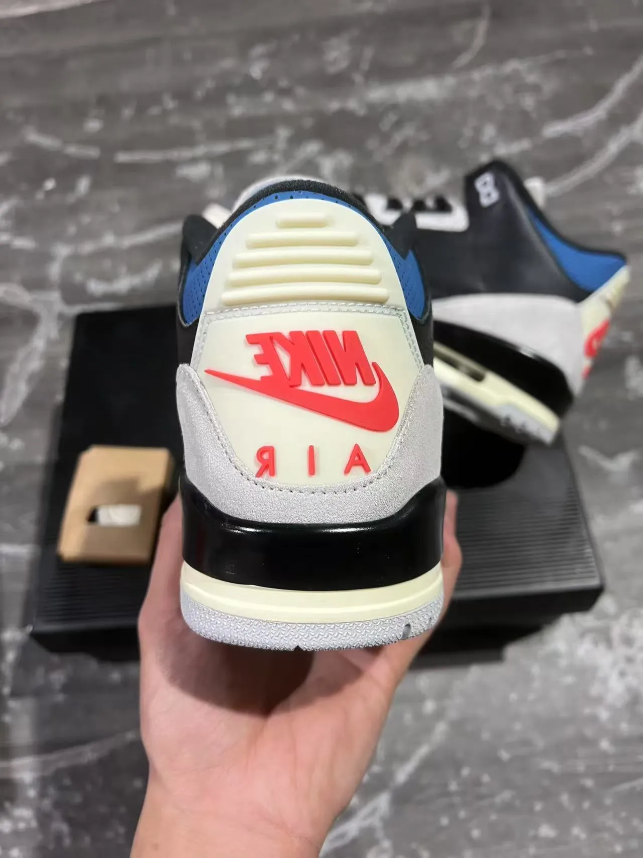حذاء كرة السلة Air Jordan بتصميم برقبة عالية باللونين الأسود والأزرق وجزء علوي من الجلد والشمواه 8
