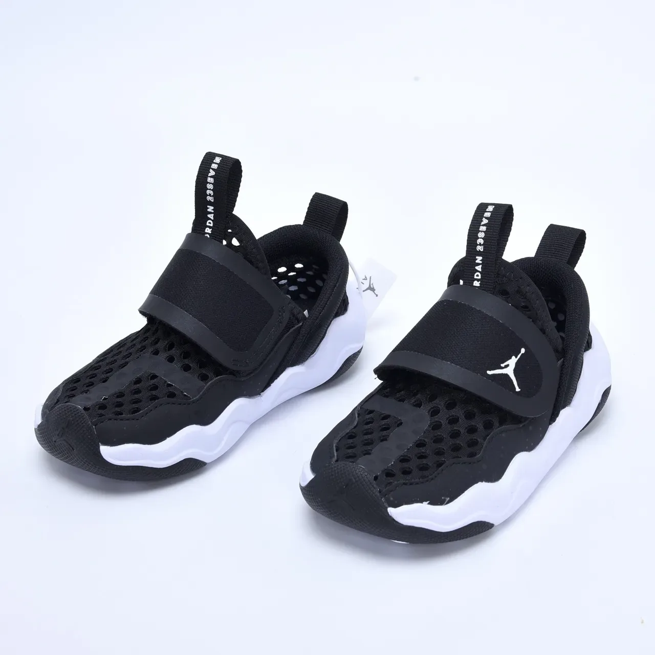 Baskets lifestyle sans lacets en mesh perforé noir et blanc Air Jordan 4