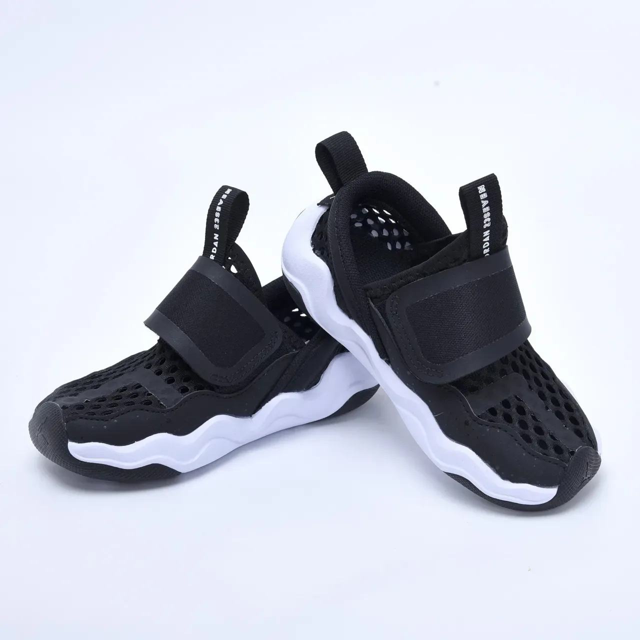 Baskets lifestyle sans lacets en mesh perforé noir et blanc Air Jordan 5