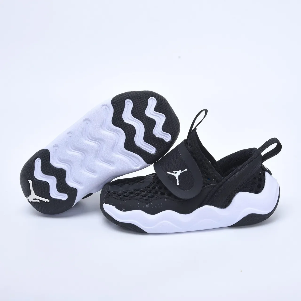 Baskets lifestyle sans lacets en mesh perforé noir et blanc Air Jordan 6