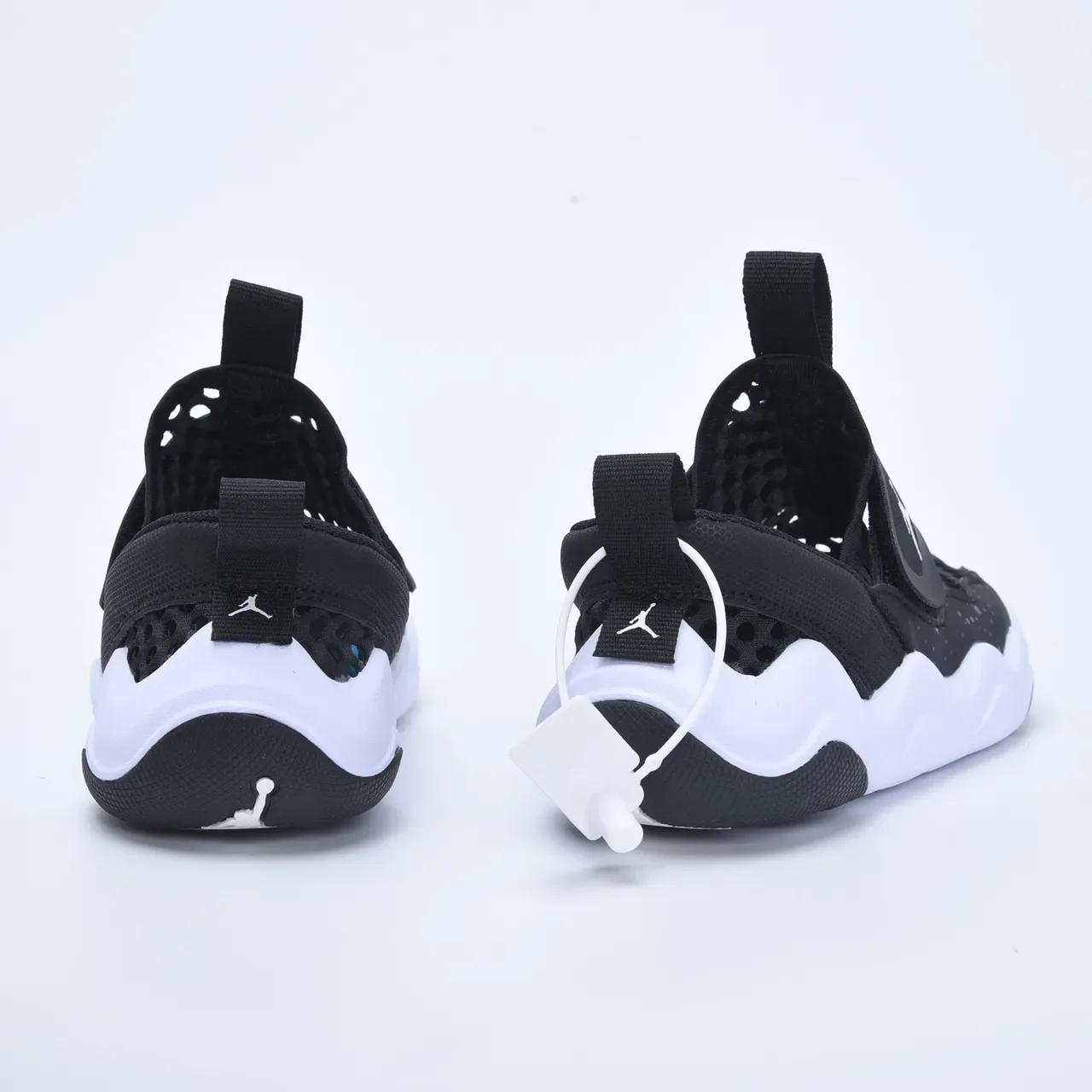 Baskets lifestyle sans lacets en mesh perforé noir et blanc Air Jordan 8