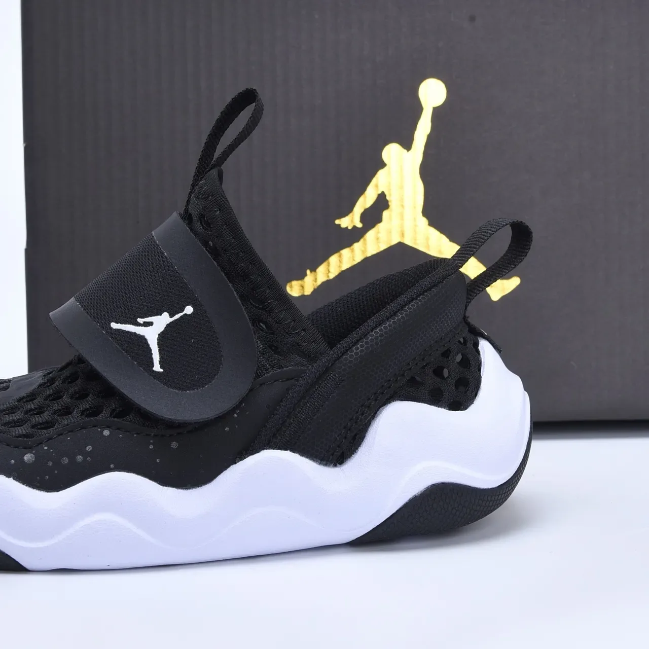 Baskets lifestyle sans lacets en mesh perforé noir et blanc Air Jordan 9