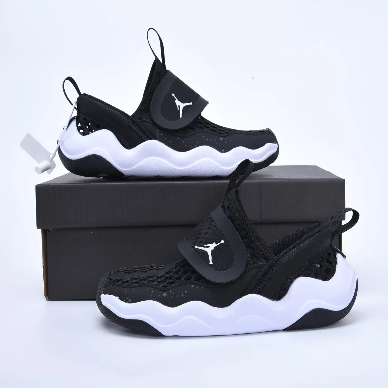 Baskets lifestyle sans lacets en mesh perforé noir et blanc Air Jordan 11