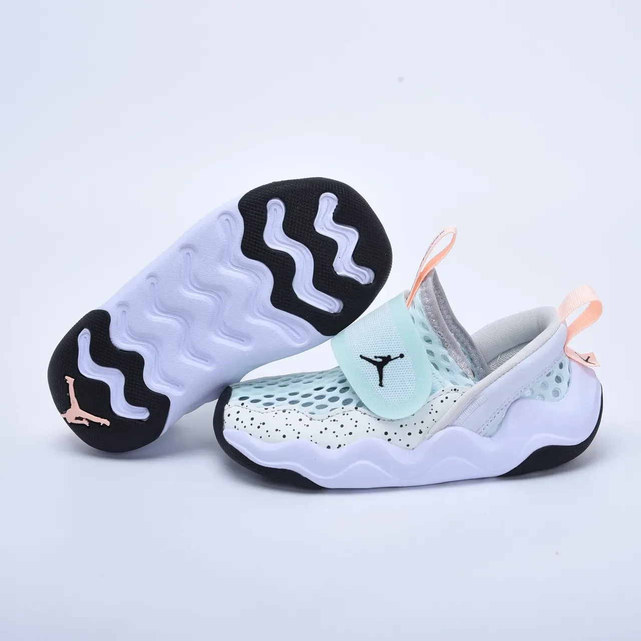 Baskets lifestyle sans lacets en mesh perforé noir et blanc Air Jordan 13