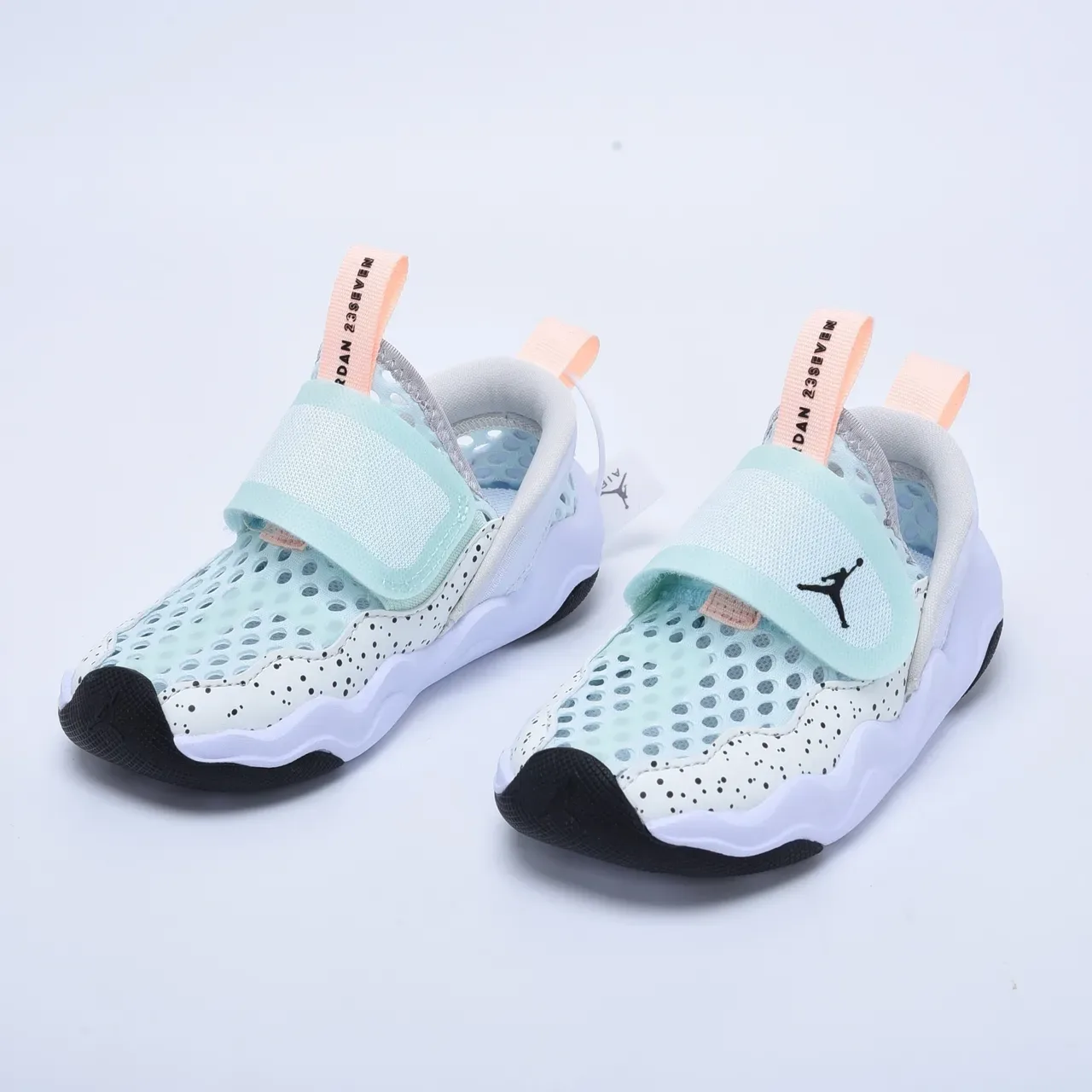 Baskets lifestyle sans lacets en mesh perforé noir et blanc Air Jordan 14