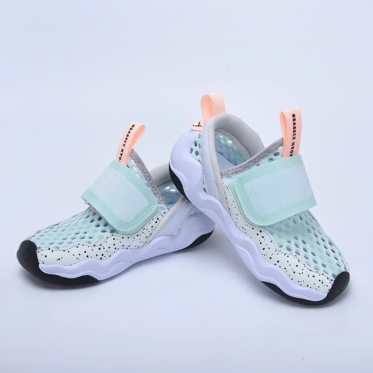 Baskets lifestyle sans lacets en mesh perforé noir et blanc Air Jordan 16