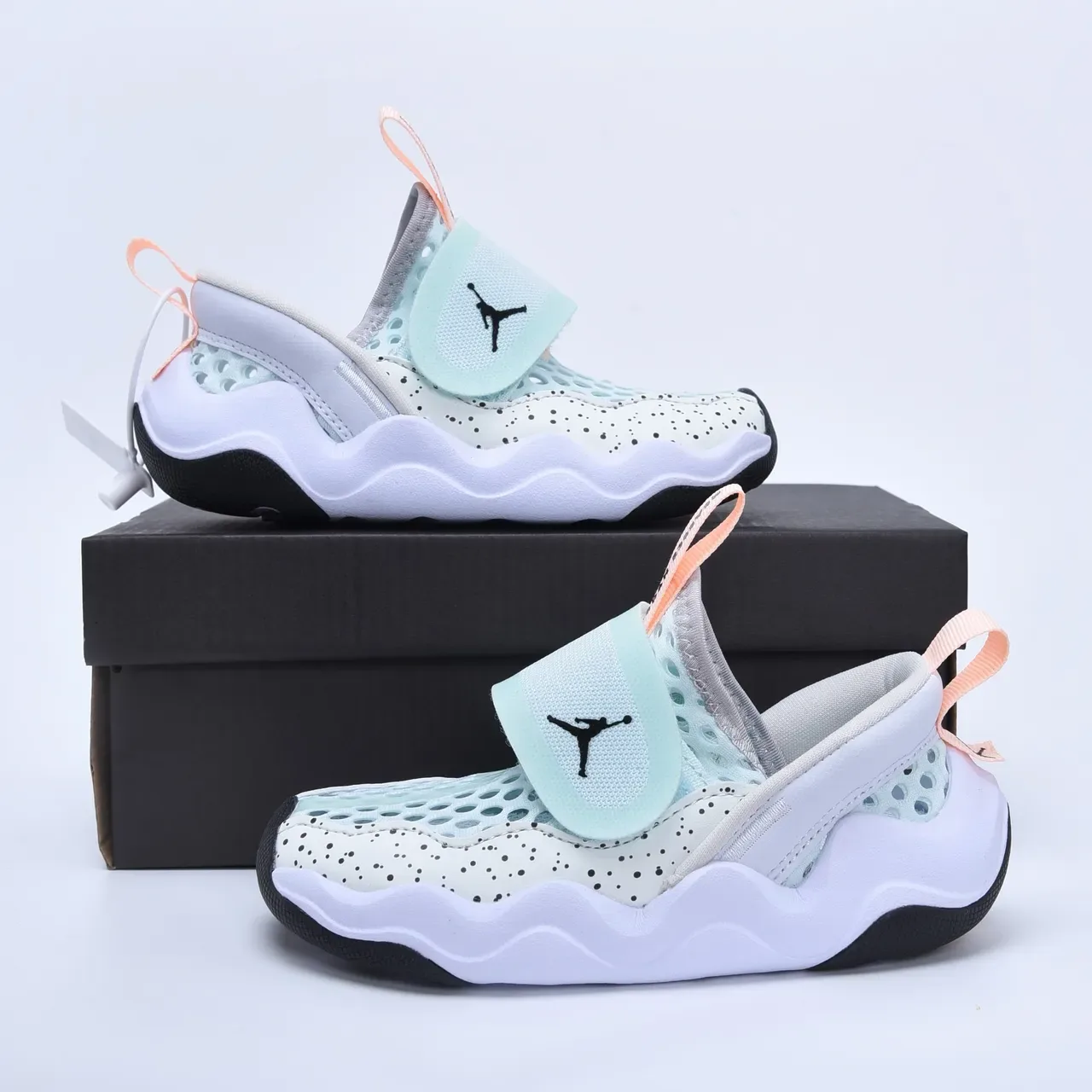 Baskets lifestyle sans lacets en mesh perforé noir et blanc Air Jordan 18