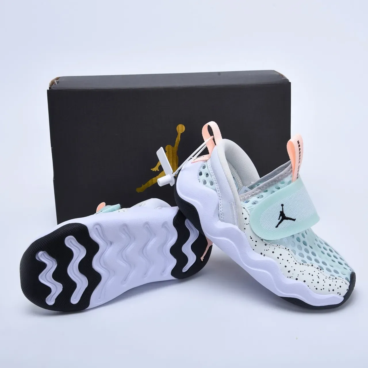 Baskets lifestyle sans lacets en mesh perforé noir et blanc Air Jordan 19
