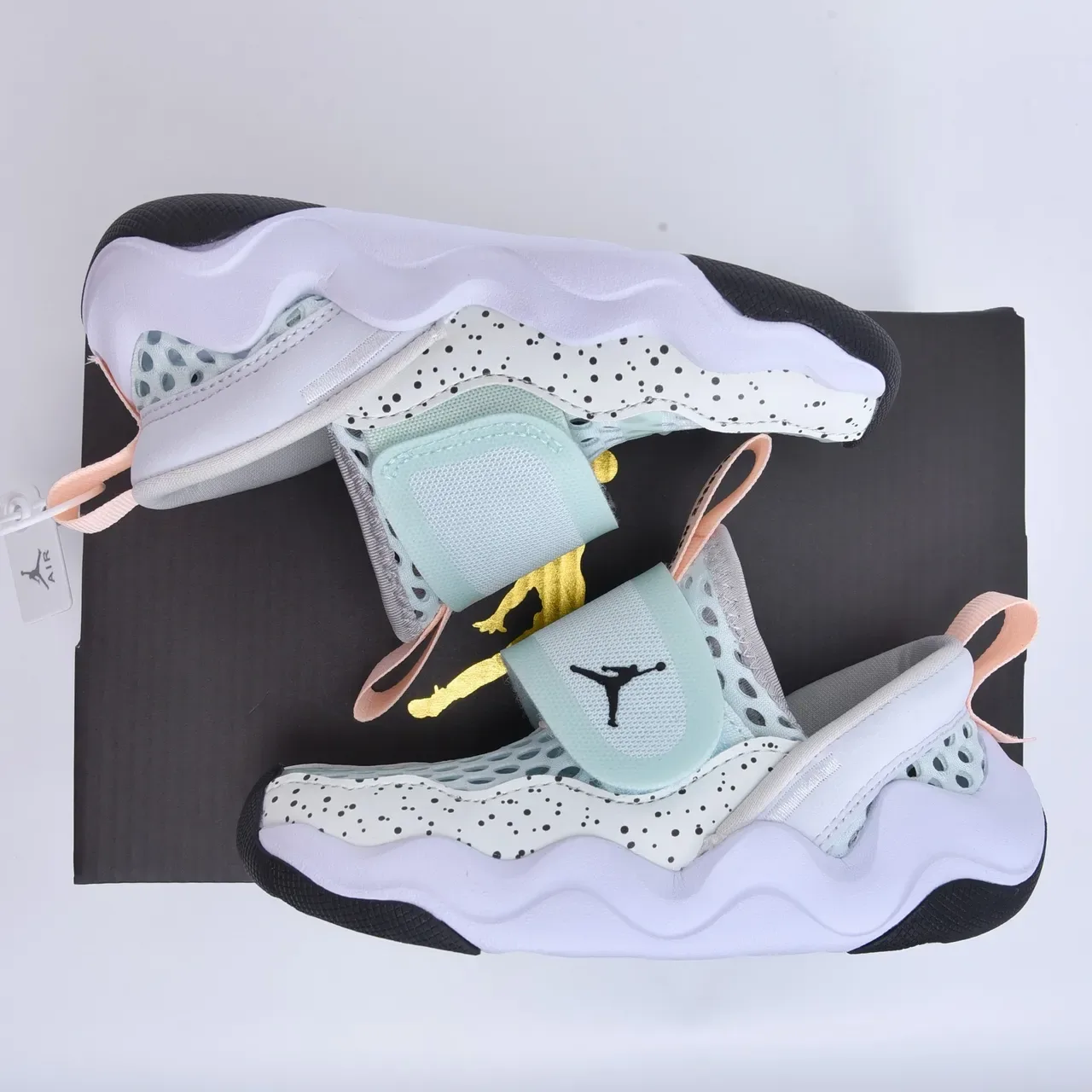 Baskets lifestyle sans lacets en mesh perforé noir et blanc Air Jordan 20