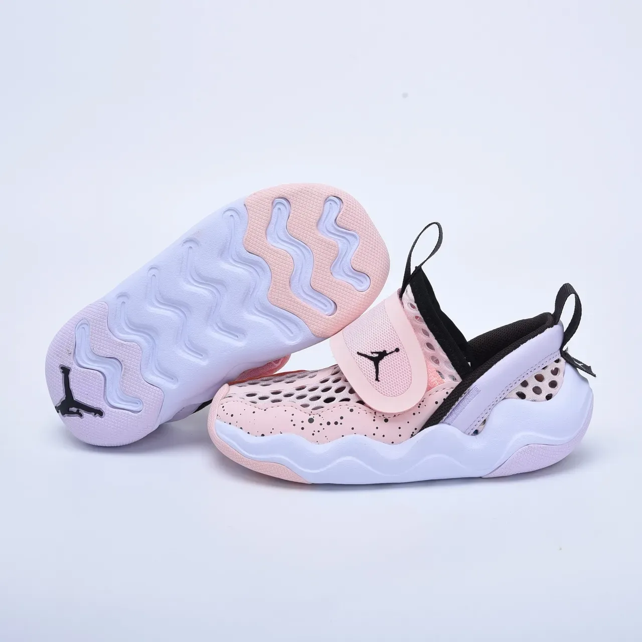 Baskets lifestyle sans lacets en mesh perforé noir et blanc Air Jordan 22