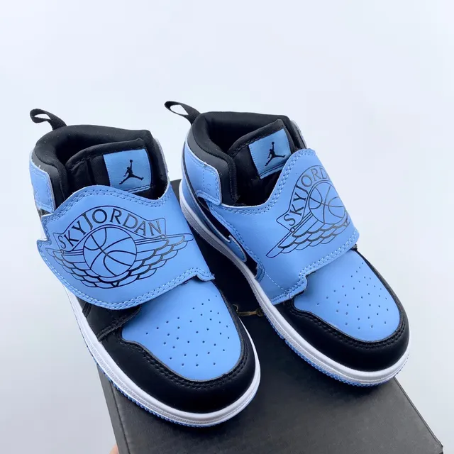 Chaussures de basketball basses Air Jordan gris et bleu avec fermeture à bride 15