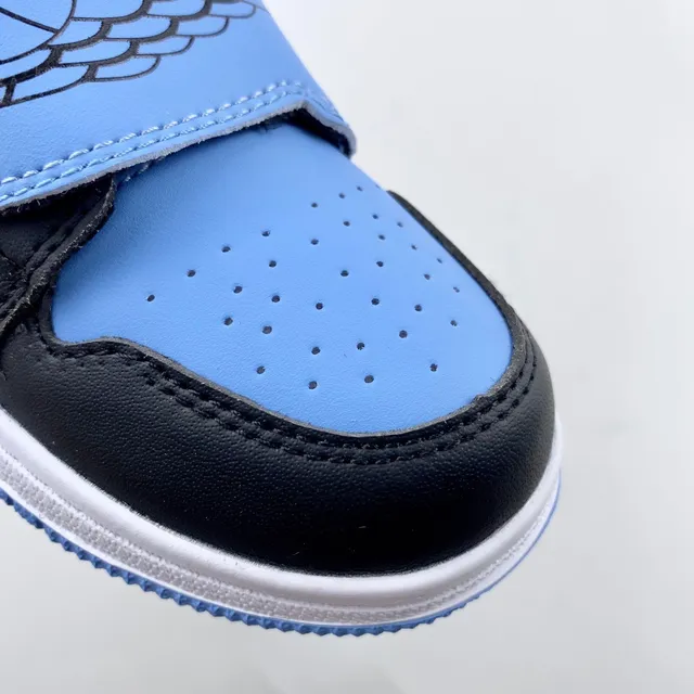 Chaussures de basketball basses Air Jordan gris et bleu avec fermeture à bride 17