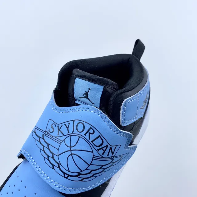 Chaussures de basketball basses Air Jordan gris et bleu avec fermeture à bride 22