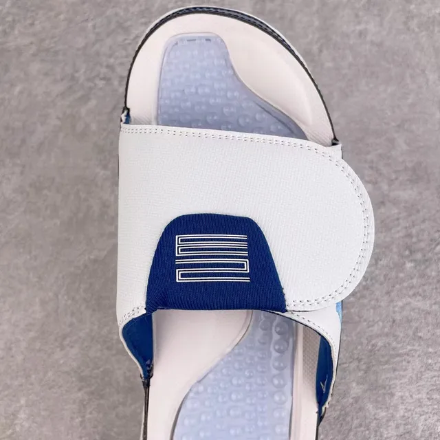 Claquettes Air Jordan Hydro Slide blanc et bleu marine brillant 2