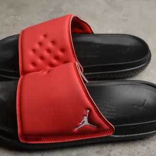 Air Jordan लाल काला टू-स्ट्रैप स्लाइड क्विल्टेड रियर स्लिपर्स