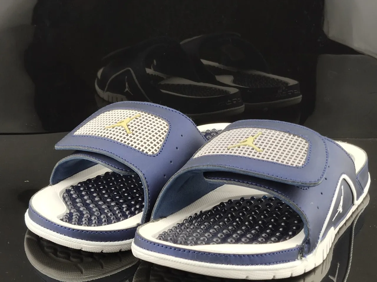 شبشب Air Jordan Slide كحلي وأبيض وذهبي 2