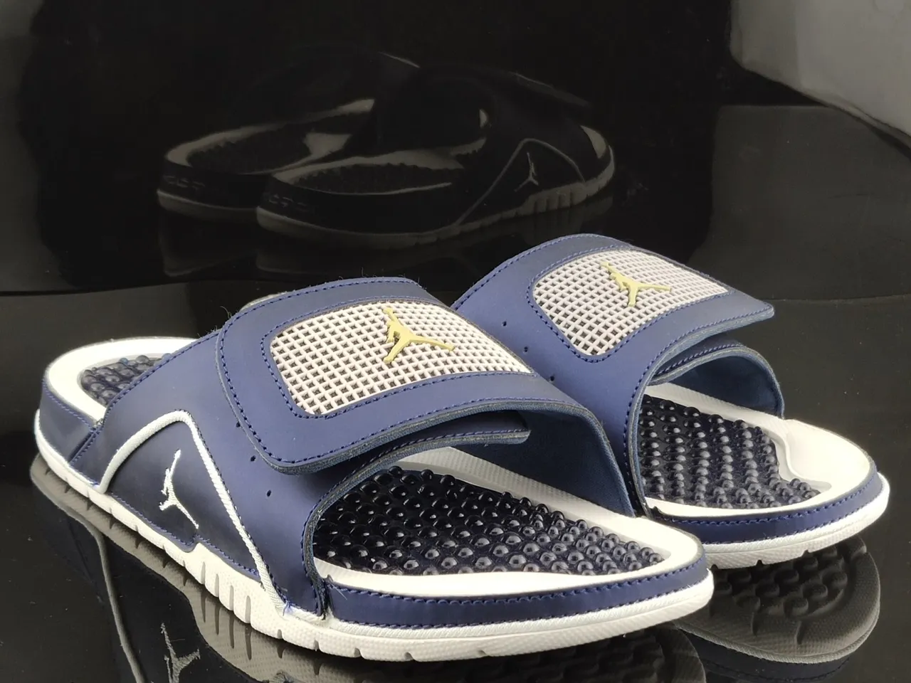 شبشب Air Jordan Slide كحلي وأبيض وذهبي 4