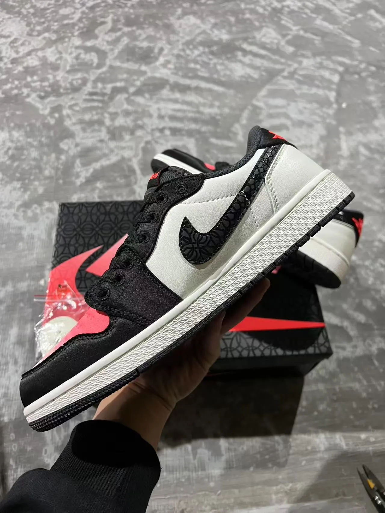 Air Jordan White Black Low-Top Leather-and-Synthetic Upper Basketball Shoes 5