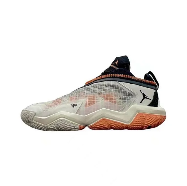 Tênis de basquete Air Jordan XXXVIII cano baixo branco e laranja com cabedal em mesh em camadas e estrutura sintética 2