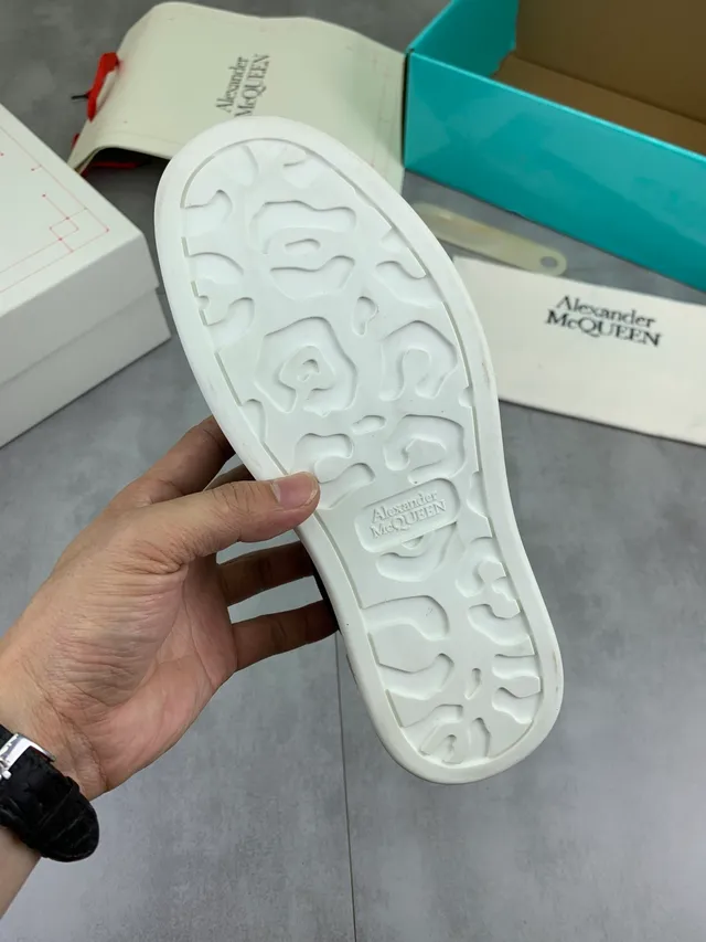 Alexander McQueen ওভারসাইজড কালো এবং সাদা লাইফস্টাইল স্নিকার 2