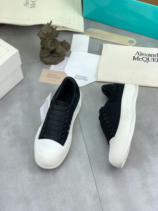 Alexander McQueen ওভারসাইজড কালো এবং সাদা লাইফস্টাইল স্নিকার 5