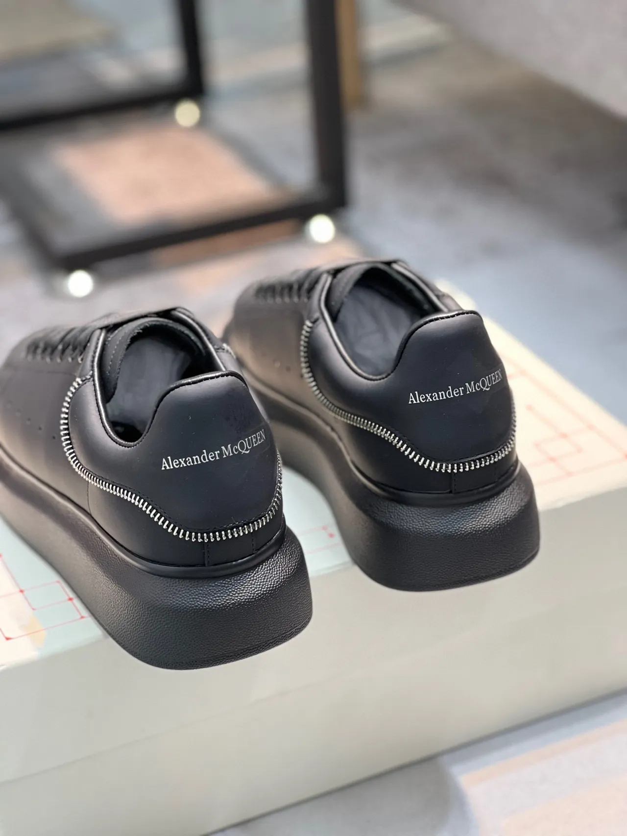 Alexander McQueen ওভারসাইজ স্নিকার কালো লাইফস্টাইল স্নিকার 2