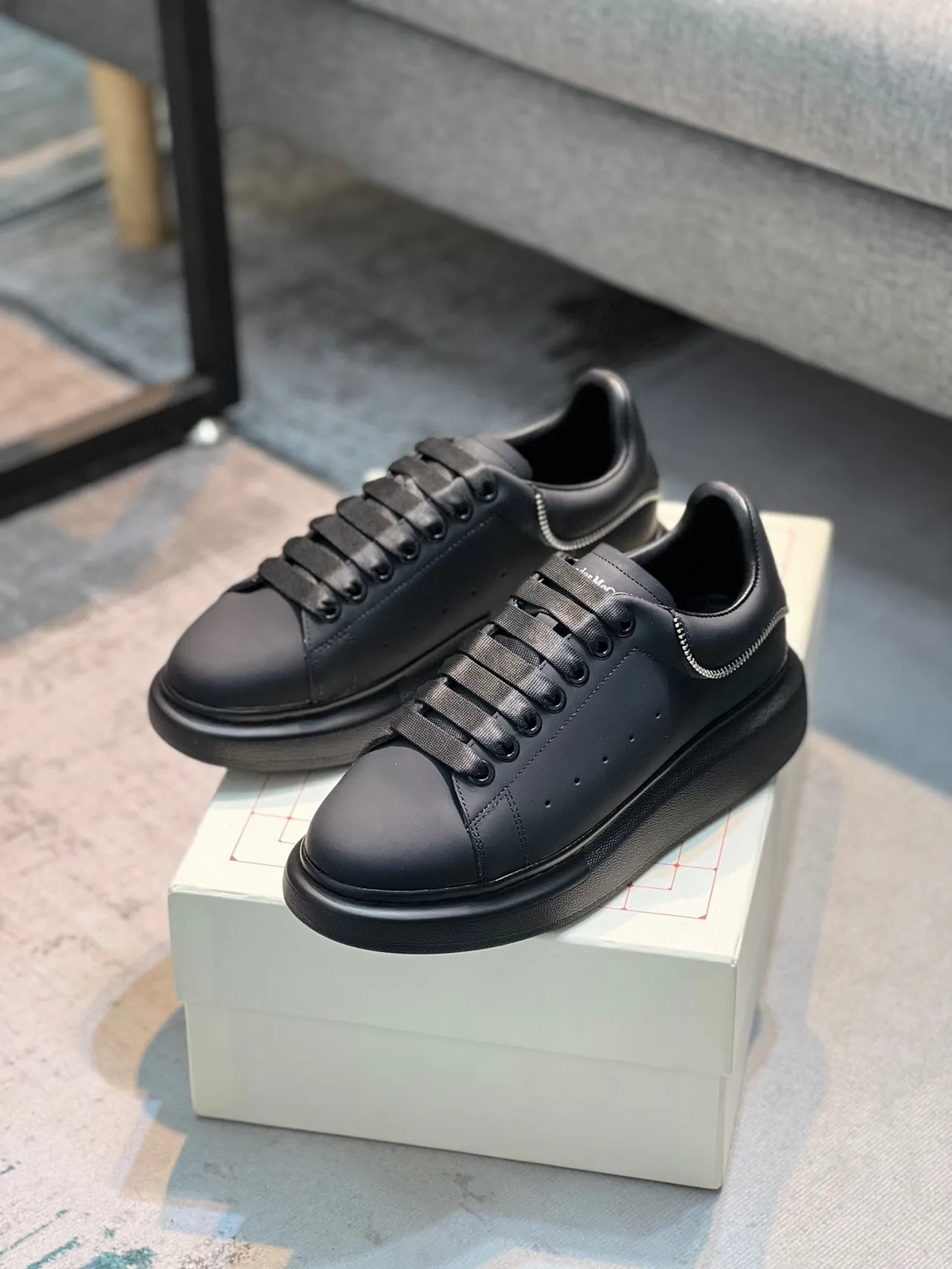 Alexander McQueen ওভারসাইজ স্নিকার কালো লাইফস্টাইল স্নিকার 4