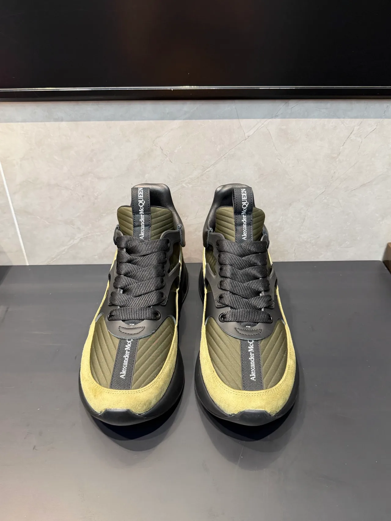 Alexander McQueen Tênis oversized Verde Oliva Preto Chunky Sneakers 2